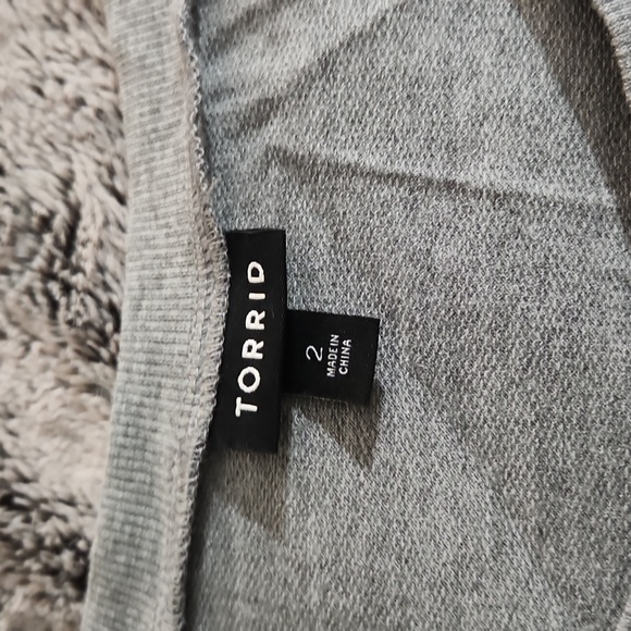 Torrid Light Gray ruffled short sleeve Blouse Size 2 - Picture 4 of 5